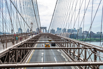 Obraz premium Crossing the Brooklyn bridge