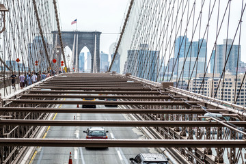 Obraz premium Crossing the Brooklyn bridge