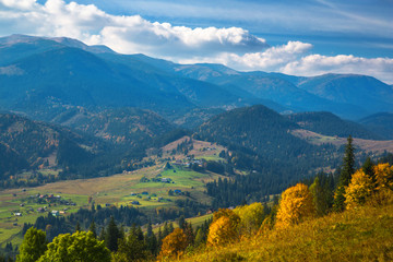 Obraz premium Jesień w Karpatach. Widok na wieś