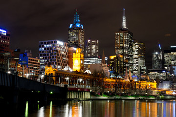 Fototapeta na wymiar By the Yarra river in Melbourne at night