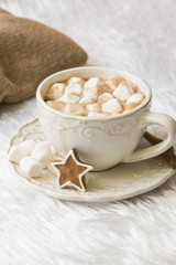 Kakao mit Marshmallow und Lebkuchen Stern