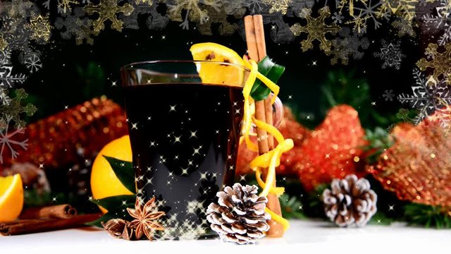 Gl&uuml;hwein mit Schneeflocken