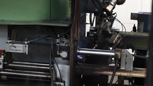 Macchina che lavora un tubo di ferro 