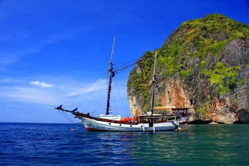Fototapeta na wymiar sailing boat in the sea and limestone mountain.
