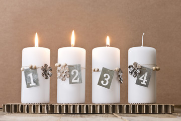 weiße Adventskerzen mit Nummern