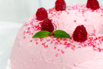 gugelhupf mit rosa buttercreme und Himbeeren