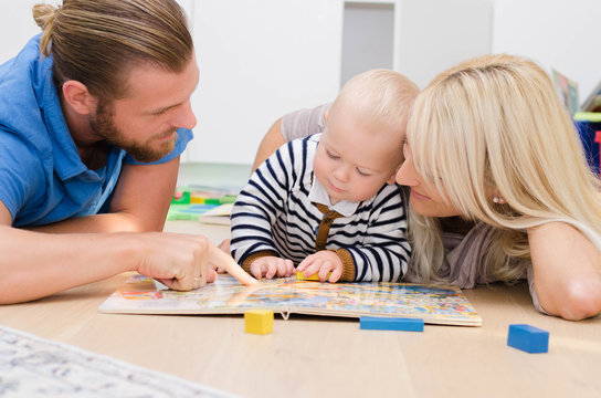 Familie beim Spielen