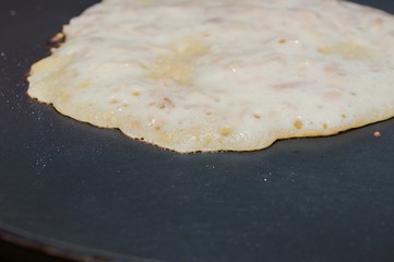 Cooking some american apple pancakes