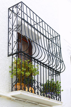 balcon con flores y rejas en el pueblo de altea en alicante,valencia,espa&ntilde;a