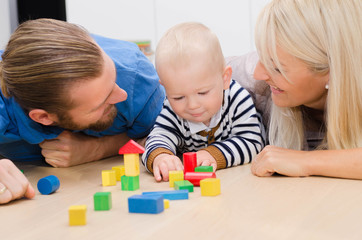 Obraz na płótnie Canvas Familie beim Spielen