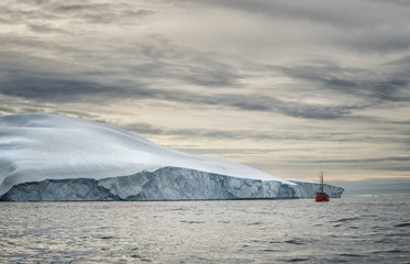 Boot vor Eisbergen in Grönland