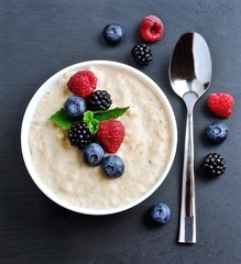 Porridge with berries