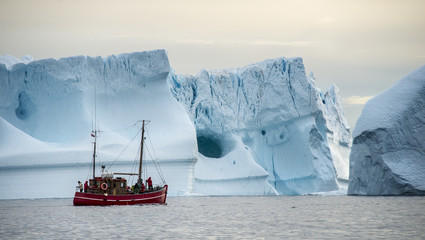 Boot vor Eisbergen in Grönland - obrazy, fototapety, plakaty