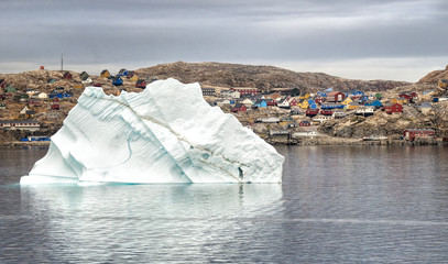 Grönland Dorf hinter Eisberg