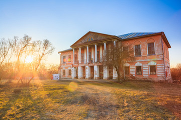 Fototapeta na wymiar Palace manor Voynich-Senozhetskih Village Khal'ch In Vetka District