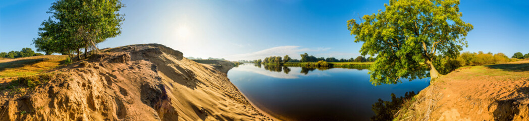Panorama einer Landschaft mit Fluss und Bäumen in Deutschland