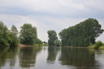 Fototapeta na wymiar Flusslandschaft im Sommer