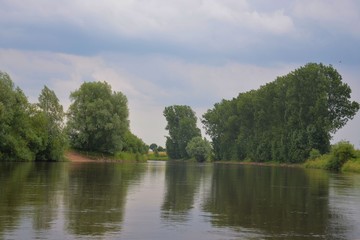 Fototapeta na wymiar Flusslandschaft im Sommer