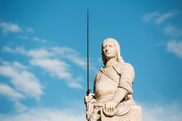 Fototapeta premium Statue Of Roland At Town Hall Square On Blue Sky Background In Riga, Latvia.