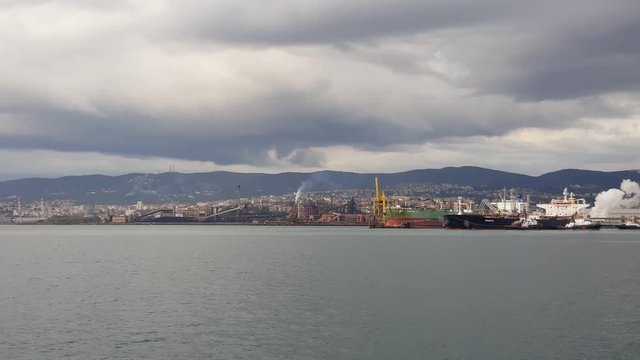 veduta di trieste, porto e citt&agrave;