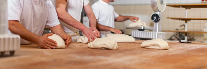 Tuinposter Mensen die in een bakkerij werken © Minerva Studio