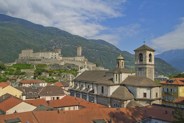 bellinzona collegiata san pietro e santo stefano con castello castelgrande canton ticino svizzera