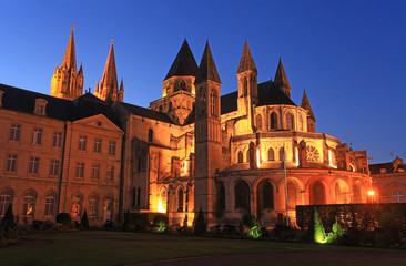 Obraz premium Caen, l'abbaye aux hommes la nuit