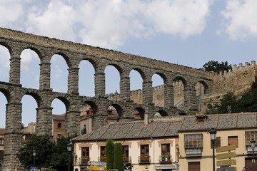 Obraz premium acueducto de Segovia , romano en Segovia. Su construcción data de principios del siglo II d. C., en época del emperador Trajano. 