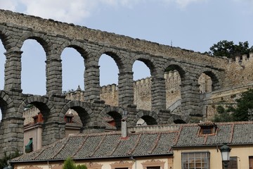 Obraz premium acueducto de Segovia , romano en Segovia. Su construcción data de principios del siglo II d. C., en época del emperador Trajano. 