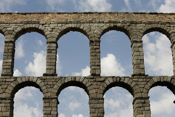 Fototapeta na wymiar acueducto de Segovia , romano en Segovia. Su construcción data de principios del siglo II d. C., en época del emperador Trajano. 