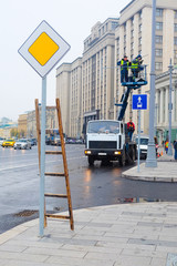 Fototapeta na wymiar Moscow, Russia - October, 7, 2016: workers works on a lift on Ohotniy Riad street in a center of Moscow, Russia