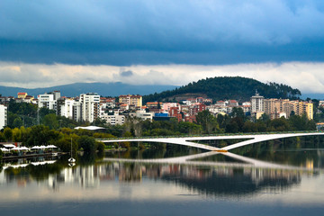 Fototapeta na wymiar Widok miasta i rzeki, Coimbra, Portugalia