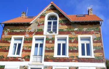 Hausfront mit farbigen Kacheln in Frankreich