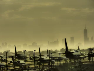 Photo sur Plexiglas Aéroport Air traffic on New York airport with skyline of Manhattan in background