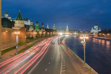 Fototapeta na wymiar Traffic near Kremlin with river in moscow