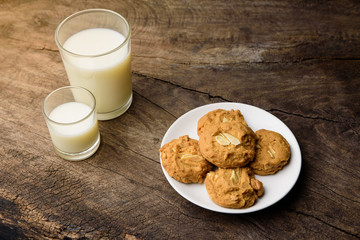 Obraz na płótnie Canvas whole wheat almond cookies with a glass of milk.