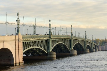 Fototapeta na wymiar The town bridge across the river.