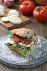 panino con mozzarella pomodoro e rucola 