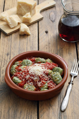 italian pasta gnocchi di patate con formaggio e pomodoro sfondo tavolo di cucina