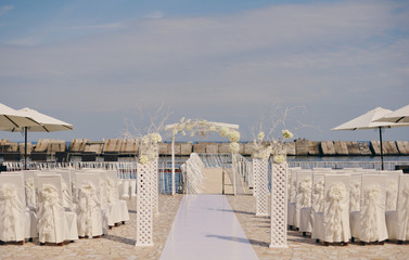 Fototapeta na wymiar wedding ceremony by the sea, a decor in white powdery light tones