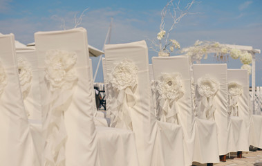 Белые стулья для свадебной церемонии