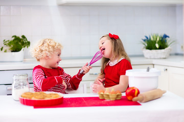 Kids baking apple pie