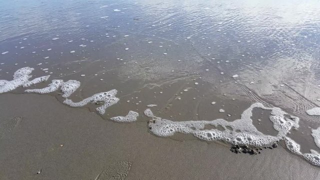 scritta 2016 sulla sabbia che viene cancellata dalle onde