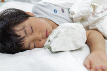 寝る子