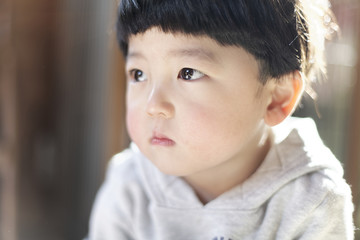 眠たげな子供
