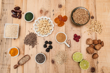 Muestras de varios frutos secos, semillas y cereales 