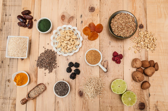 Muestras de varios frutos secos, semillas y cereales 