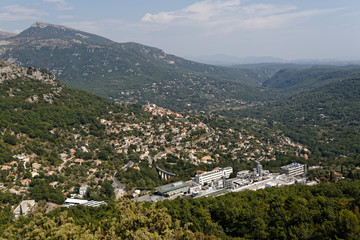 Montagne des Alpes Maritimes et village de Le Bar sur Loup vus de Gourdon, Alpes-Martimes, France