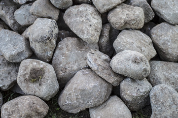 Горсть больших камней на природе