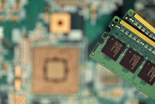 最先端の電子基板とメモリーモジュール